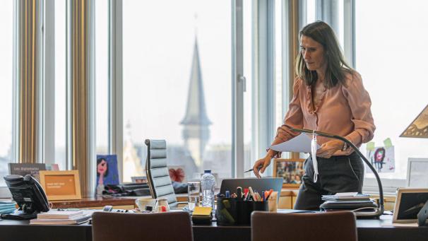 <p>Ist zurück am Schreibtisch: Sophie Wilmès.</p>