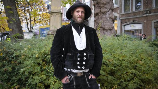 <p>Paul Hintemann hat seine Wanderjahre beendet. Als Zimmermann hat er berufliche Erfahrungen gesammelt und ist durch die Welt gezogen.</p>