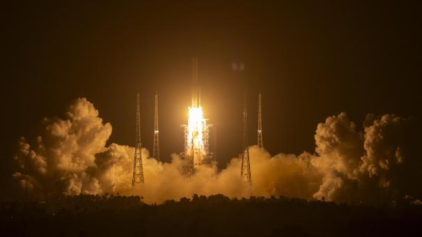 <p>China hat ein unbemanntes Raumschiff zum Mond gestartet. Die Rakete vom Typ „Langer Marsch 5“ hob am Montagabend MEZ vom Raumfahrtbahnhof in Wenchang auf der südchinesischen Insel Hainan ab.</p>