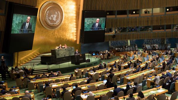 <p>Über der Regierung um Premier Charles Michel - hier bei einer UN-Versammlung in New York - hing 2018 ein Damoklesschwert namens UN-Migrationspakt. MR, CD&amp;V und Open VLD standen voll hinter der Vereinbarung, die N-VA lehnt sie ab: Sie stellt den Pakt dar als offene Einladung an Migranten, sich in Belgien niederzulassen.</p>