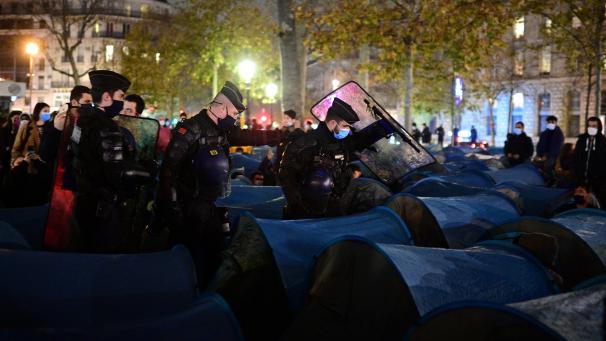 <p>Die Polizei hat bei Paris erneut ein Zeltcamp von Migranten geräumt.</p>