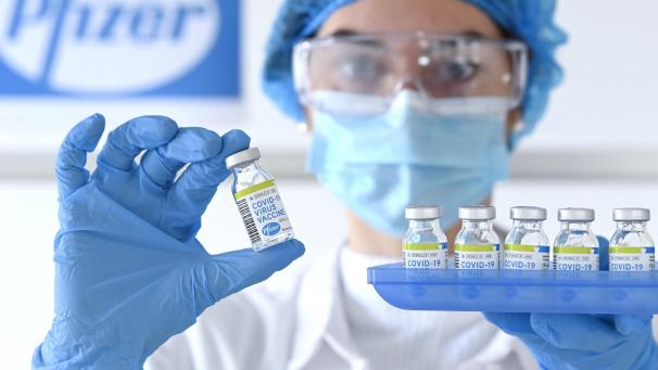 <p>Die EU-Kommission hat Verträge mit den Herstellern aller drei Impfstoffe, denen die besten Chancen für eine rasche Zulassung in den kommenden Wochen gegeben werden. Neben Moderna sind das Biontech/Pfizer (Foto) und Astrazeneca. Alle drei hatten in den vergangenen Tagen vielversprechende Testdaten bekannt gegeben. Demnach sind alle drei Vakzine wirksam und verträglich.</p>