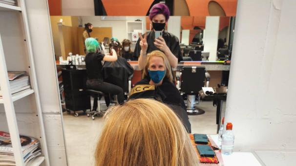 <p>Warum sollten Frauen für denselben Haarschnitt mehr bezahlen als Männer? Diese Frage hat sich auch der Brüsseler Friseursalon „De Wakko Kapper“ gestellt und eine Lösung gefunden.</p>