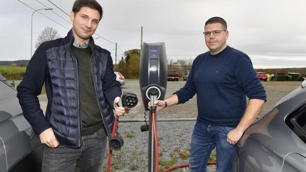 <p>Matthias (l.) und Yves Klinkenberg sehen Elektro- und Plug-in-Hybridfahrzeuge auf dem Vormarsch. Ihre Firma hat sich auf die Ladestationen für diese Autos spezialisiert.</p>