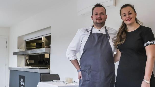 <p>David Grosdent und seine Frau Inès Vankeirsbilck führen seit fünf Jahren das „L’Envie“ in Sint-Denijs. Mit dem Titel „Jung-Chef des Jahres für Flandern“ rückte der gebürtige Lontzener in dieser Woche in den nationalen Fokus.</p>