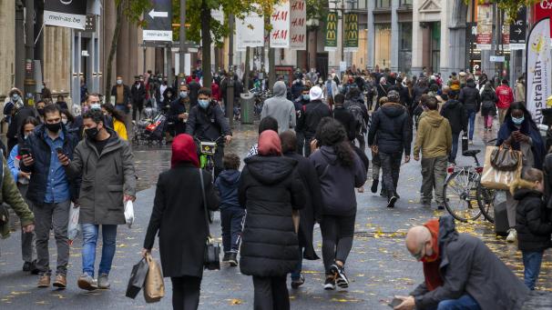 <p>Ein Menschenauflauf in Einkaufsstraßen wie am 1. November (Bild: Meir in Antwerpen) soll unbedingt vermieden werden.</p>