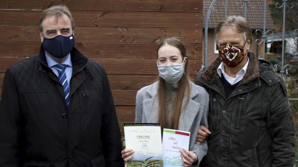 <p>Preisverleihung im Garten: Benita Flimm aus Mechernich war Siegerin beim Eifeler Jugendliteraturpreis in der Altersklasse 16 bis 19 Jahre. Wilfried Pracht (l.), geschäftsführender Vorstand der Lit.Eifel, sowie Initiator Jochen Starke besuchten die Gewinnerin.</p>