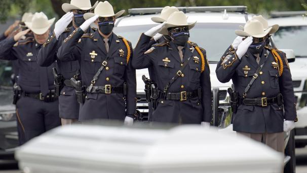 <p>USA, Humble: Mitglieder der Ehrengarde des Sheriffs von Harris County mit Mundschutz salutieren während einer Trauerfeier für Sergeant Raymond Scholwinski, der sich zuvor mit COVID-19 infiziert hatte.</p>