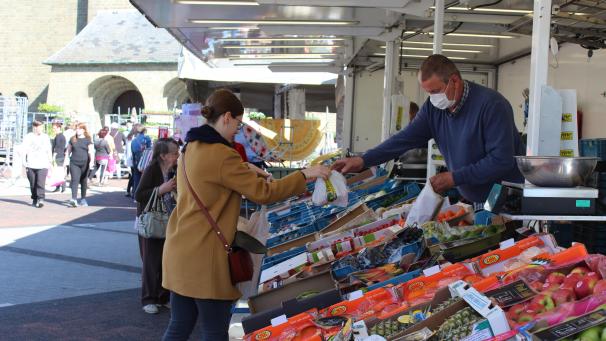 <p>Der St.Vither Monatsmarkt, hier im Mai 2020, leidet unter der Coronakrise.</p>