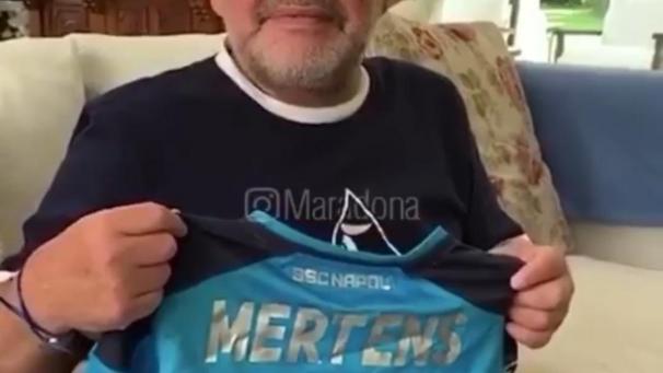 <p>Im Juni beglückwünschte Diego Maradona Dries Mertens zu dessen Torerekord beim SSC Neapel.</p>