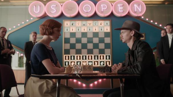 <p>Anya Taylor-Joy als Beth Harmon und Thomas Brodie-Sangster als Benny in einer Szene von „Das Damengambit“. Die Serie läuft aktuell bei Netflix.</p>