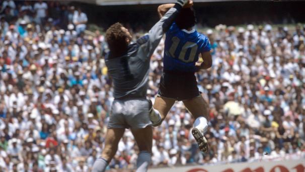 <p>Diego Maradona (rechts) erzielt gegen Peter Shilton eines der bekanntesten und umstrittensten Tore der Fußballgeschichte. Der Mythos um die „Hand Gottes“ war geboren.</p>