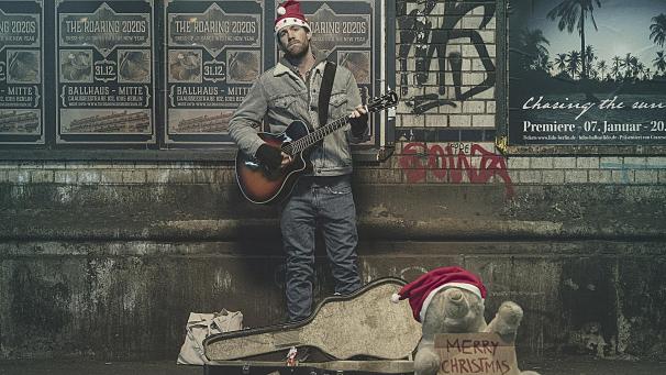 <p>„ÜberWeihnachten“ nimmt die Zuschauer mit in die Spießigkeit einer deutschen Kleinstadt. Die Mini-Serie spielt in Monschau.</p>