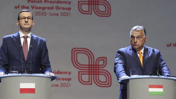 <p>Mateusz Morawiecki (l), Ministerpräsident von Polen, und Viktor Orban, Ministerpräsident von Ungarn, nehmen an einer Pressekonferenz teil, die im Anschluss an Gespräche mit ihren Amtskollegen der Visegrad-Gruppe stattfand.</p>