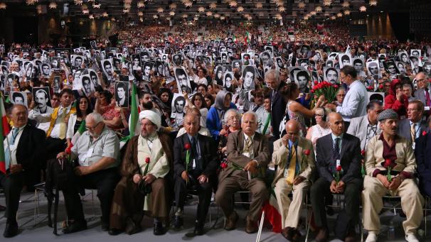 <p>Dieses Foto entstand am 30. Juni 2018. An diesem Tag sollte unweit des Podiums des alljährlichen Treffens der Exil-Iraner in Villepinte eine Bombe explodieren, die viele Tote zur Folge gehabt hätte.</p>
