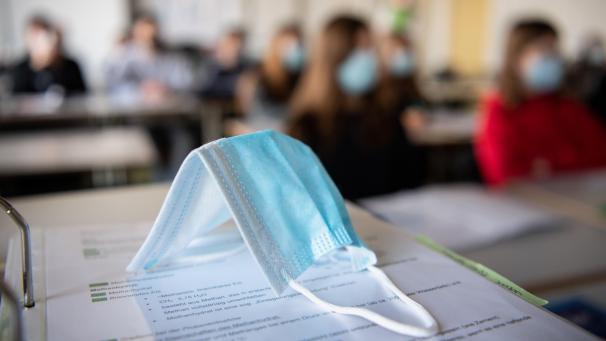 <p>Die Rückkehr der Schüler in die Klassen nach den verlängerten Allerheilienferien hat sich nicht auf die Corona-Infektionen ausgewirkt.</p>