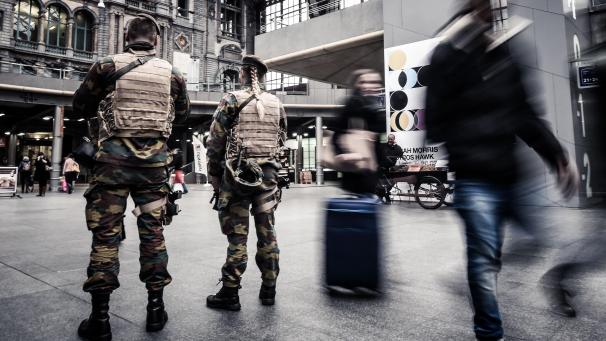 <p>Soldaten patrouillieren im Antwerpener Bahnhof.</p>