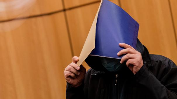 <p>Im Missbrauchsfall Münster hat das Landgericht ein erstes Urteil gesprochen und den 53-Jährigen für drei Jahre und drei Monate ins Gefängnis geschickt.</p>