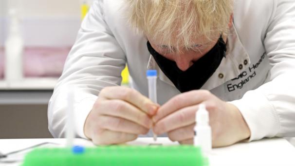 <p>Großbritannien bräuchte dringend eine dicke Konjunkturspritze: Boris Johnson beim Besuch eines Hospitals.</p>