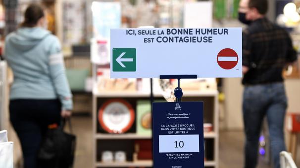 <p>Da freut sich der Händler: Ab Dienstag dürfen nicht-essenzielle Geschäfte unter strikten Auflagen wieder öffnen.</p>