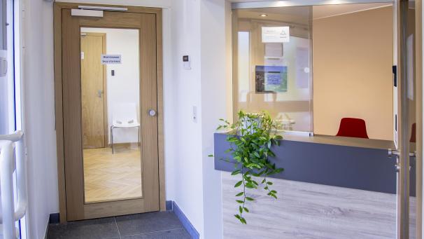 <p>Der Empfangsbereich im ÖSHZ St.Vith ist im vergangenen Jahr komplett renoviert worden.</p>