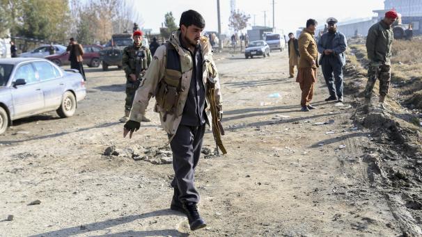 <p>Mitglieder der afghanischen Sicherheitskräfte inspizieren den Ort einer Explosion.</p>