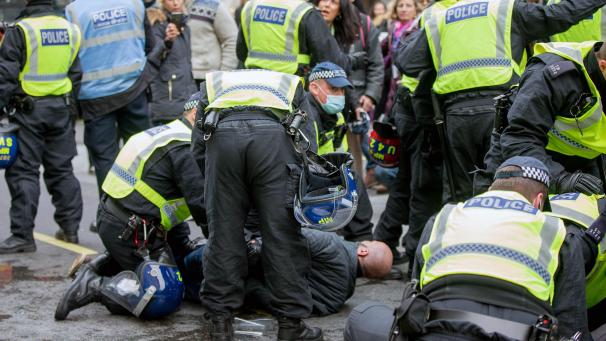 <p>Die Teilnehmer der Demonstration zogen - zumeist ohne Abstand und Masken - durch die Londoner Innenstadt.</p>