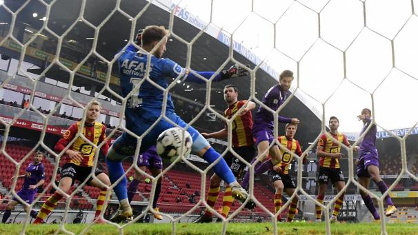 <p>Jan Van Den Bergh erzielt das 2:2 für Beerschot.</p>