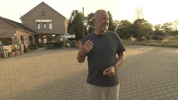 <p>Zwei-Sterne-Koch Frank Rosin beschäftigte sich ausführlich mit Nickis Immbiss.</p>