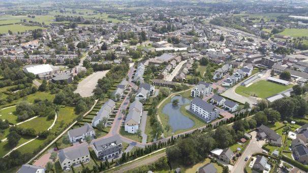 <p>40 Häuser mit drei oder vier Schlafzimmern und 74 Wohnungen mit zwei oder der Schlafzimmern, aufgeteilt in sieben Residenzen, sollen hier gebaut werden. Die Häuser entstehen vorne links von dem Gewässer, die Apartments auf der rechten Seite.</p>