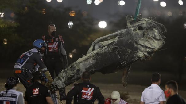 <p>Nach dem Unfall wird ein Teil des Fahrzeugs von Romain Grosjean aus Frankreich vom Team Haas von der Rennstrecke geschafft.</p>