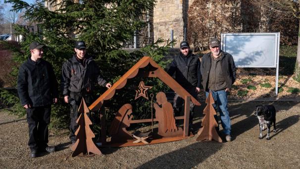<p>Die schmucke Krippe stellt einen Blickfang auf dem Dorfplatz dar.</p>