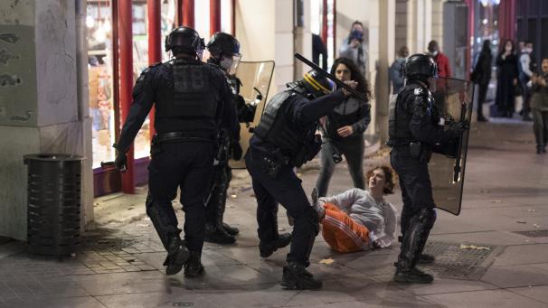 <p>Marseille: Ein Bereitschaftspolizist schlägt während eines Protestes gegen ein neues Sicherheitsgesetz mit einem Schlagstock nach einer Teilnehmerin einer Demonstration. Kritiker eines vorgeschlagenen französischen Sicherheitsgesetzes, das den Austausch von Bildern von Polizisten einschränken würde, versammeln sich aus Protest im ganzen Land. Bürgerrechtsgruppen und Journalisten sind besorgt, dass die Maßnahme die Pressefreiheit beeinträchtigt und die teilweise ausgeübte Brutalität von Polizisten ungestraft bleibt.</p>