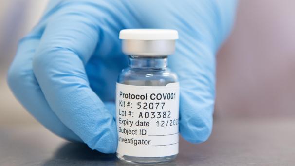 <p>Dieses undatierte Handout-Foto, herausgegeben von der Universität Oxford, zeigt eine Ampulle mit Corona-Impfstoff, der von AstraZeneca und der Universität Oxford entwickelt wurde.</p>