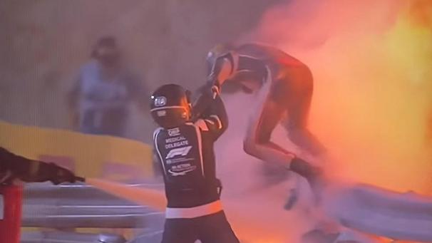 <p>Romain Grosjean nach dem Verlassen seines brennenden Bolidens.</p>