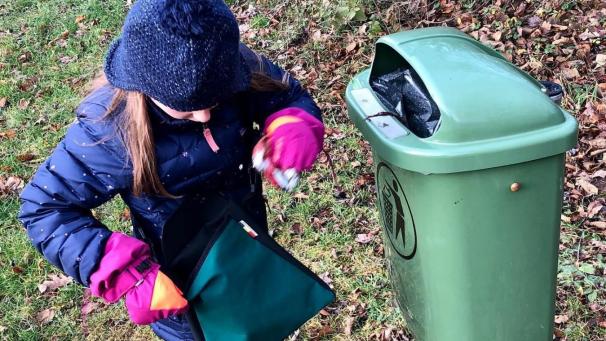 <p>Auch Kinder können mit „Can-Guru“ Müll aufheben.</p>