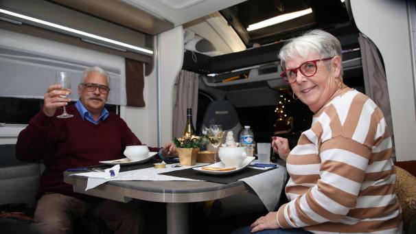 <p>Pierre Simon und seine Frau Marie-Josée genossen das gute Essen in ihrem mobilen Wohnzimmer.</p>