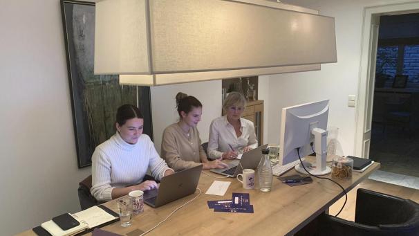 <p>Charline Catteeuw (links) hat in den letzten Wochen einige ostbelgische Geschäfte dabei unterstützt, ihren Online-Auftritt zu gestalten.</p>