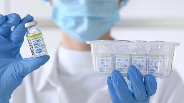 <p>90 Prozent oder mehr Schutz vor einer Erkrankung sollen die Corona-Impfstoffkandidaten von Moderna und Biontech/Pfizer (Bild) bieten, ein Vakzin des Pharmakonzerns AstraZeneca vermeldet immerhin mindestens 70 Prozent Wirksamkeit. Alle Hoffnungen richten sich nun darauf, dass die Impfstoffe dazu beitragen werden, die Ausbreitung des Erregers in absehbarer Zeit aufzuhalten und die Pandemie einzudämmen.</p>