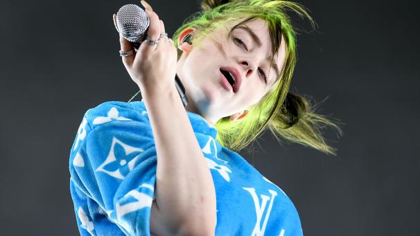 <p>Die US-amerikanische Sängerin Billie Eilish steht beim Lollapalooza Festival Berlin auf dem Gelände des Olympiastadions auf der Bühne.</p>