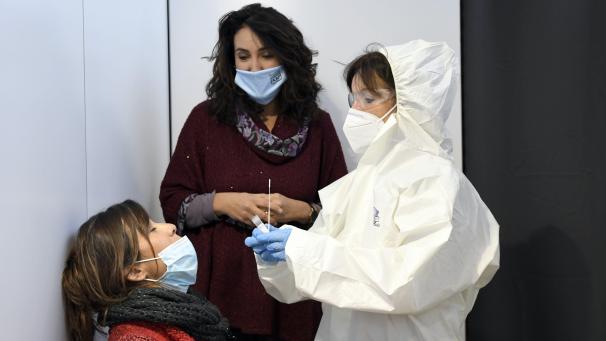 <p>Die wallonische Gesundheitsministerin Christie Morreale (Bildmitte) bei der Präsentation des „Testdorfes“ am Regionalflughafen Lüttich.</p>