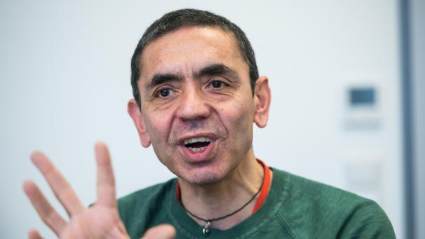 <p>Ugur Sahin, Vorstandsvorsitzender von Biontech, gestikuliert während des Interviews.</p>