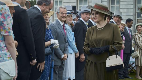 <p>Princess Margaret (Helena Bonham Carter) im Moor Park in einer Szene der vierten Staffel der Netflix-Serie „The Crown“ (undatierte Filmszene). Die jüngste Staffel steht zunehmend in der Kritik.</p>