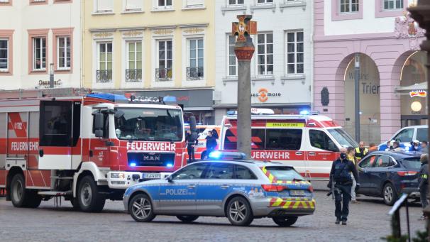 <p>Einsatzkräfte von Polizei und Feuerwehr sind nahe der Fußgängerzone in Trier im Einsatz, in der ein Auto mehrere Menschen erfasst und nach ersten Erkenntnissen zwei von ihnen tödlich verletzt hat.</p>