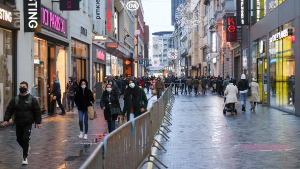 <p>Blick in die Brüsseler Shoppingmeile Rue Neuve am Dienstag: Zahlreiche Menschen gehen in verschiedenen Richtungen, getrennt von einer Absperrung in der Mitte der Straße. Unter strengen Auflagen durften am Dienstag hierzulande Geschäfte, die nicht lebensnotwendige Waren verkaufen, wieder öffnen.</p>