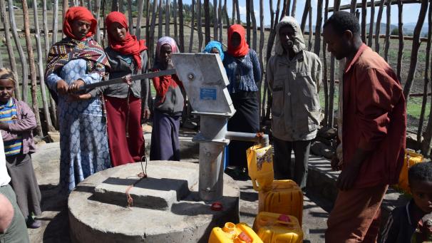 <p>Die Hilfsorganisation „Menschen für Menschen“ (MfM) Belgien will in ihrem Einsatzgebiet in Äthiopien weitere vier Quellfassungen und 14 Handpumpbrunnen einrichten.</p>
