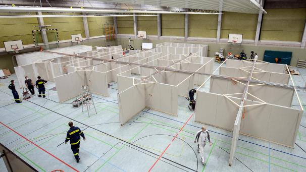 <p>In Deutschland (hier in einer Sporthalle in Hessen) werden bereits die ersten Impfzentren eingerichtet.</p>