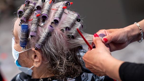 <p>Neue Haarschnitte werden Friseure, Stand heute, ihren Kunden frühestens im neuen Jahr wieder verpassen können.</p>
