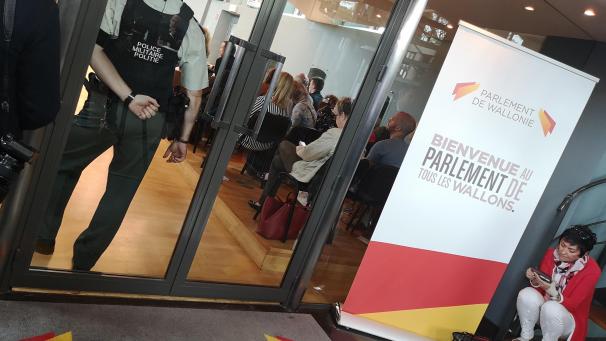 <p>Am Eingang zum wallonischen Parlament steht es schwarz auf weiß: „Parlament aller Wallonen“. Ob damit auch die 78.000 deutschsprachigen Belgier gemeint sind?</p>