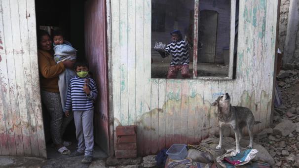 <p>Jhona Zapata, dessen Clownsname „Jijolin“ lautet, spiegelt sich im Fenster eines Hauses wider, als er in einem Armenviertel am Stadtrand von Lima karamellisierte Äpfel zum Verkauf anbietet. Zapata verkauft Zirkusnahrung, um seiner Familie zu helfen, die wirtschaftliche Schließung zu überleben, während Zirkusse geschlossen sind, um die Ausbreitung des neuartigen Coronavirus einzudämmen.</p>